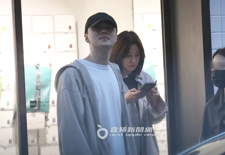 施柏宇（左）及女友LinLin在門口，準備向女性友人揮手道別離開。特勤中心攝