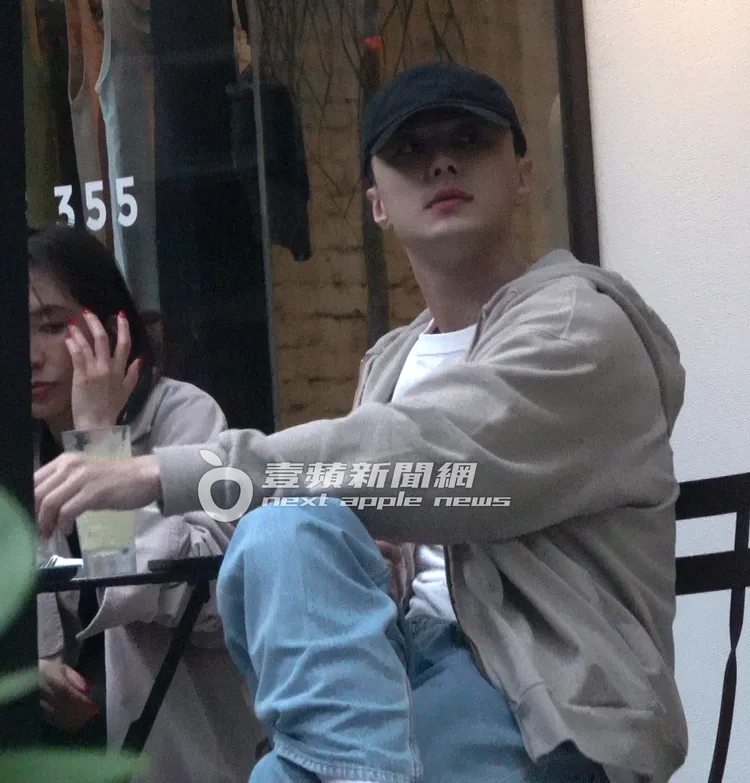 施柏宇不時左顧右看消磨時間。特勤中心攝