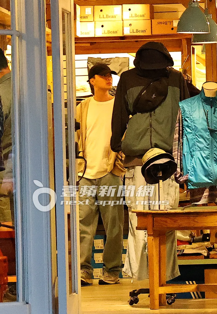 施柏宇走進附近服飾店逛逛。特勤中心攝