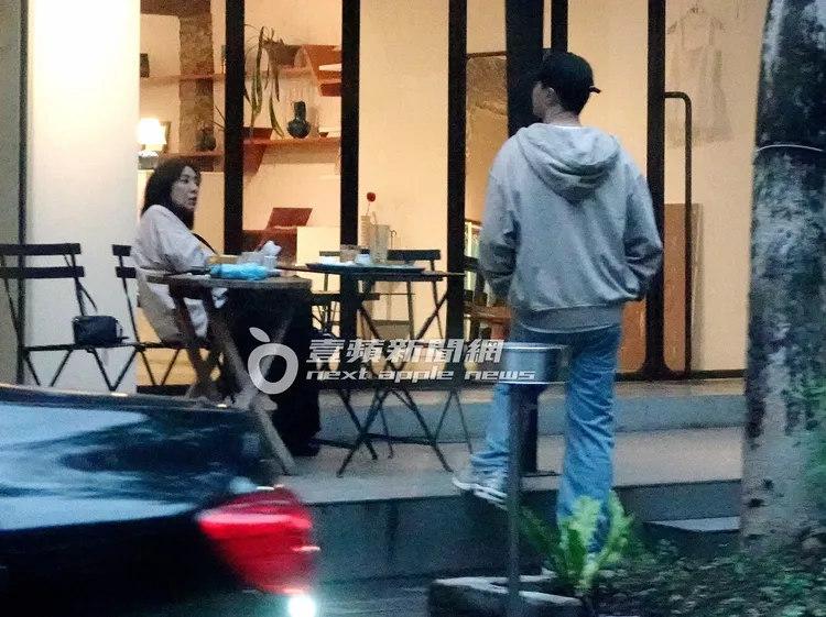 施柏宇（右）起身準備離開，女友LinLin則坐在位子上討論去向。特勤中心攝