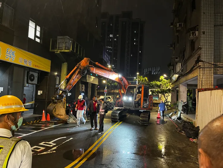 路面塌陷的巷道，目前全面管控，禁止車輛通行。消防局提供