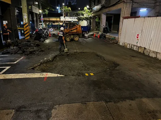 疑大雨酿祸!新北板桥建案工地旁路面塌陷 巷道封闭急回填混凝土解危