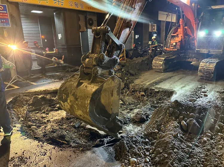 新北工務單位嘗試開挖路面，找出塌陷原因。消防局提供
