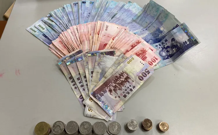 警方查扣9萬多元賭資。三重警分局提供