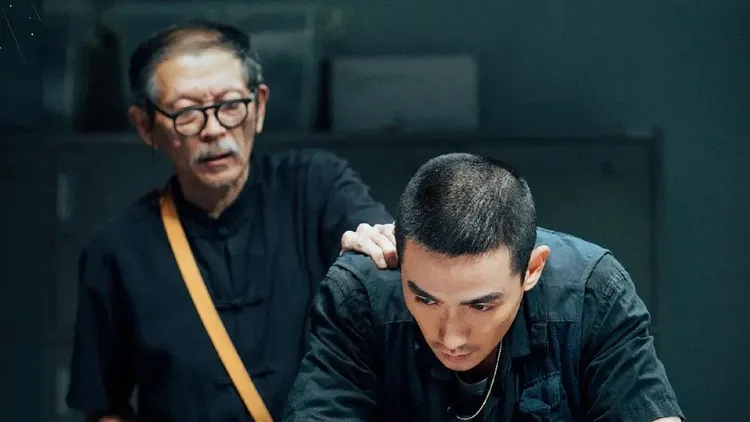 羅京民（左）在《人生大事》中與朱一龍飾演父子。翻攝《人生大事》微博