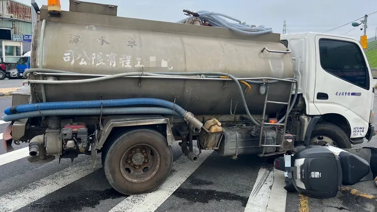 灑水車違規右迴轉撞上機車。蘆洲警分局提供