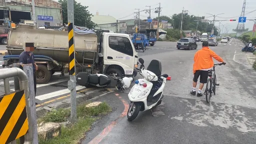 灑水車違規右迴轉　騎士被撞險遭輾！驚險畫面曝光