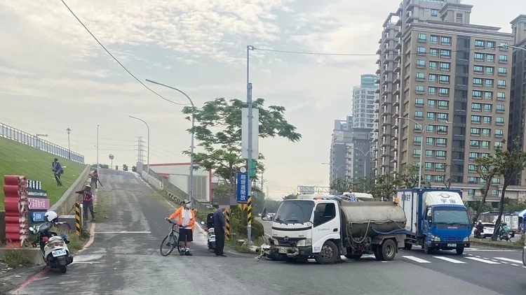 張男駕駛灑水車違規右迴轉。蘆洲警分局提供