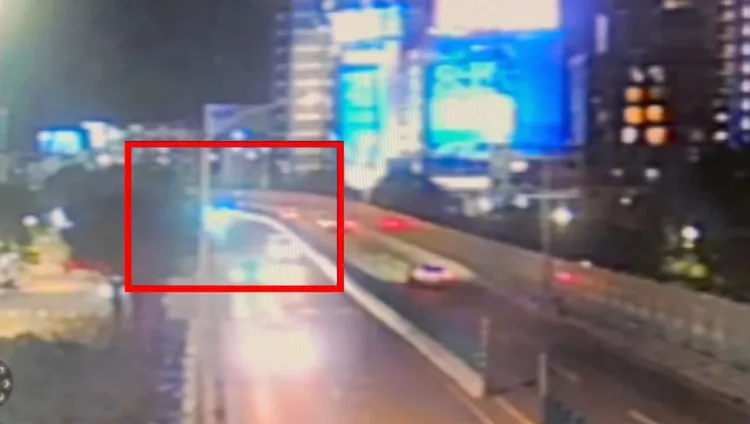 林男於建國高架橋攔下鍾男的賓士轎車。翻攝畫面