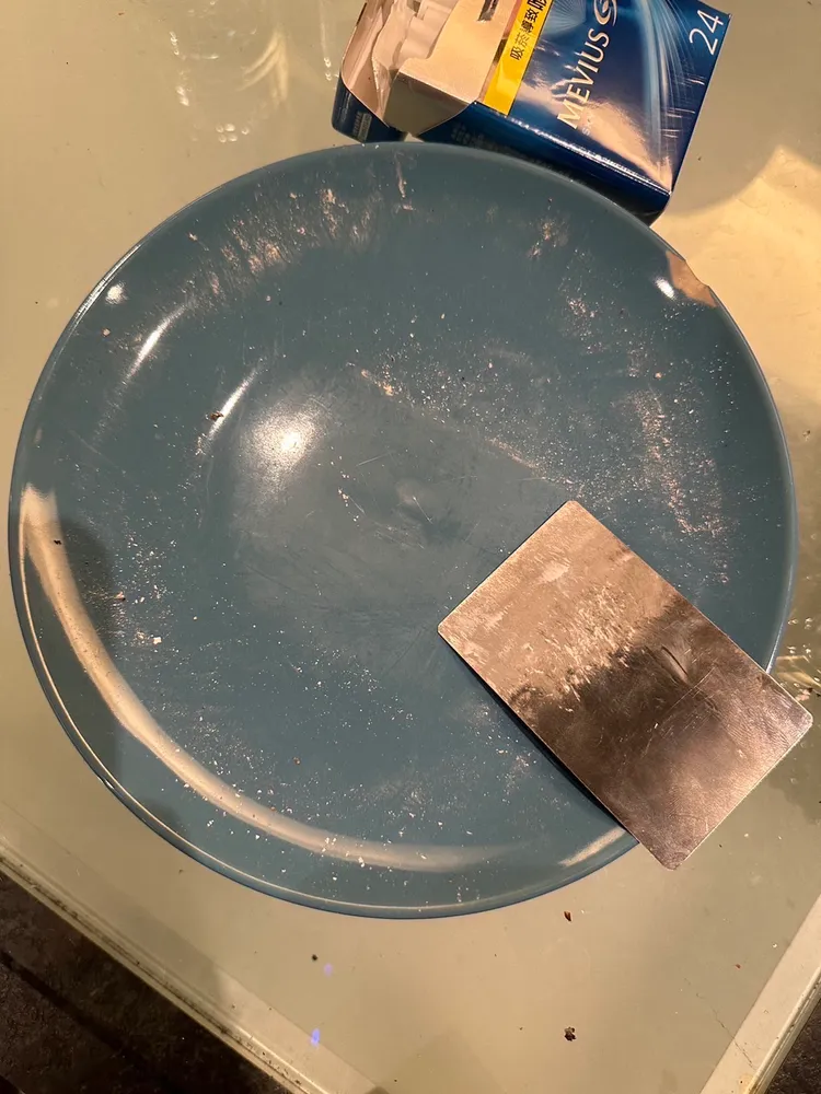 孤守黑幫據點的男子，將K他命置於盤內捲成菸吸食，當場被抓。警方提供