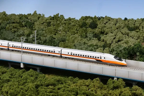 台灣高鐵 700T列車模型-全新車號TR33由日本精密鐵道模型品牌KATO製作。業者提供