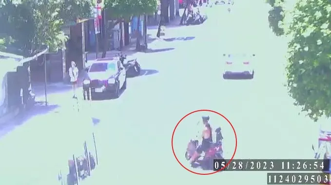 楊男(紅圈處)從路旁鬼切欲迴轉。永和警分局提供