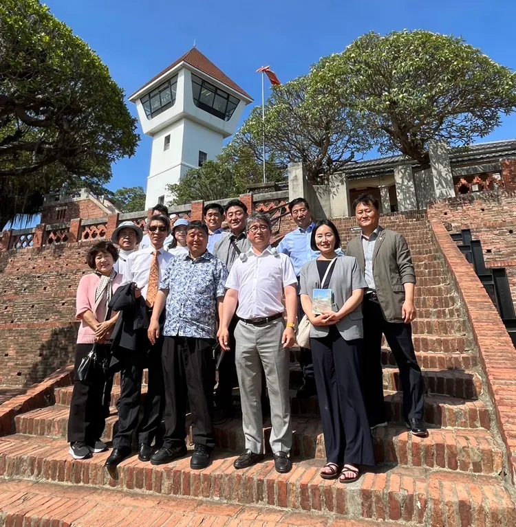 韓國慶州市議員對台南古蹟保存感到驚奇。市府提供