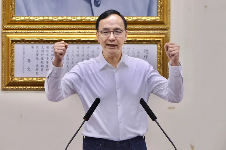 國民黨主席朱立倫今在中常會上宣布徵召新北市長侯友宜參選2024總統。林林攝