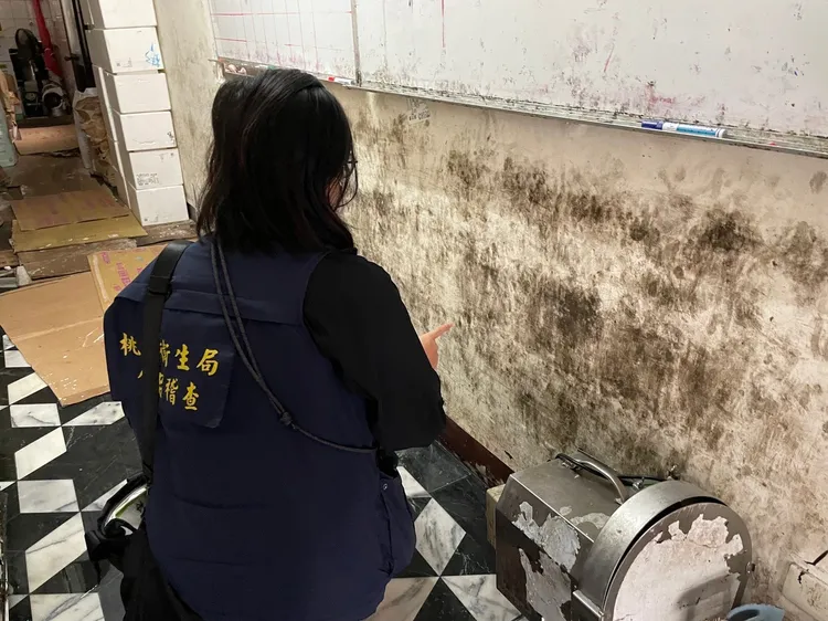 加工廠牆壁積垢不潔。衛生局提供