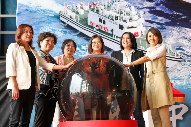 萬里艦擲瓶下水儀式。海委會提供