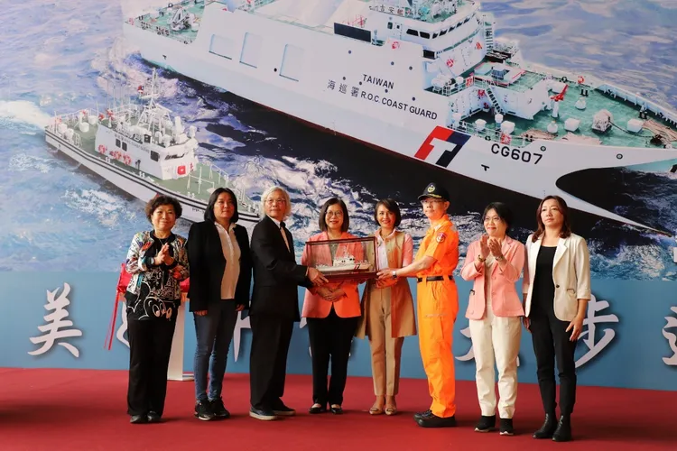 台中隊蔡崇謀隊長受贈船模。海委會提供