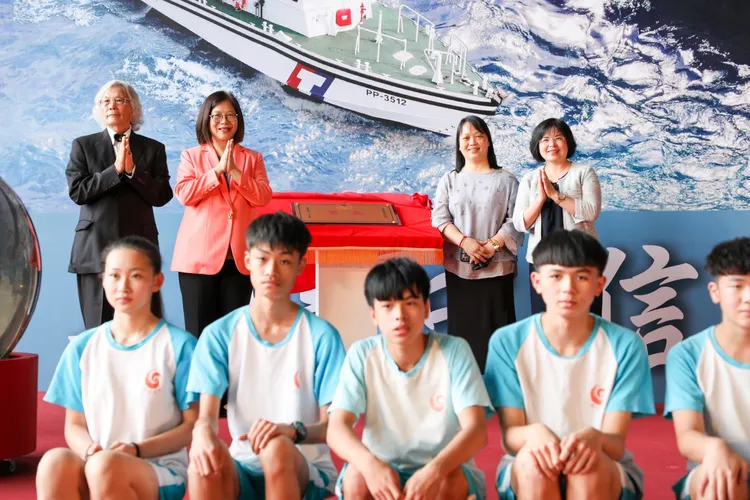 新北市萬里國中師生受邀參加萬里艦下水典禮。海委會提供