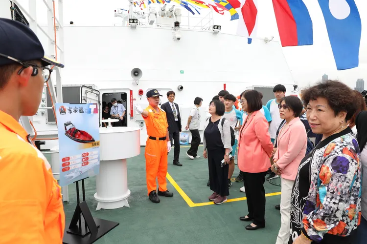 現場來賓登艦參觀。海委會提供