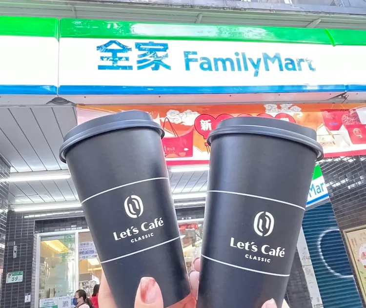 全盈+PAY限定，Let’ s Café特濃拿鐵買一送一。全家提供