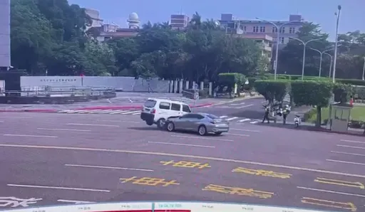 總統府前「碰」好大一聲！　廂型車違規穿越凱道遭撞翻