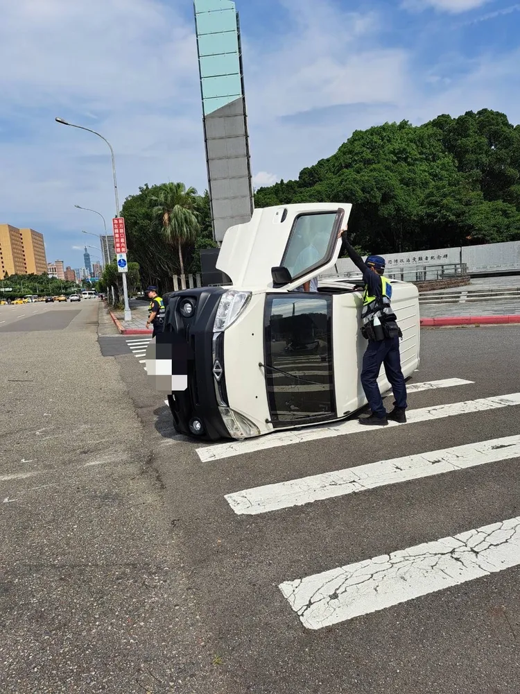小貨車遭撞翻覆。翻攝畫面