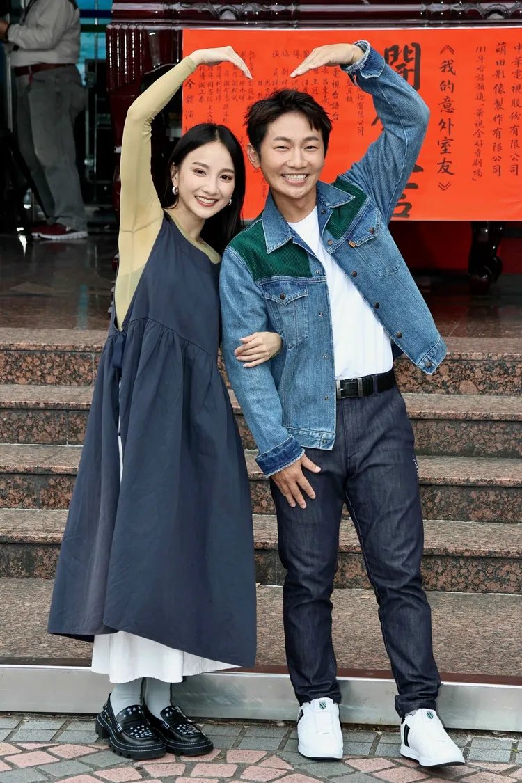 蔡昌憲（右）和張寗手比大愛心。施昂強攝