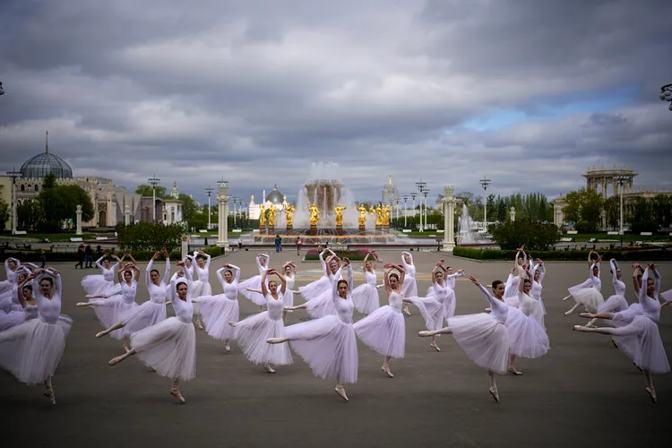 芭蕾舞者在莫斯科「人民友誼噴泉」排演勝利日表演節目。美聯社