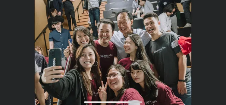 郭台銘與年輕創業家分享下一個產業趨勢。翻攝郭台銘臉書