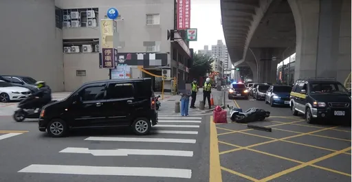 三寶內線右轉擊落外送小哥 下車開訓:沒看到我打方向燈?