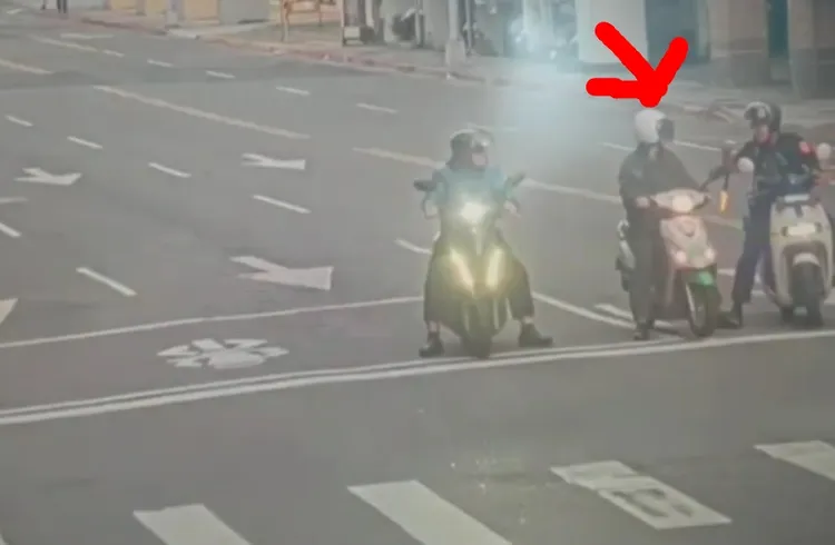 警方將他攔查。翻攝畫面