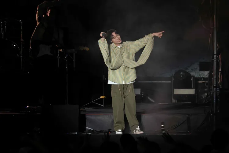 青峰帶動全場唱我愛你。施昂強攝