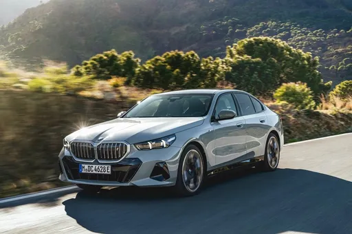 BMW第八代5系列全面革新 眼睛一動能換車道、i5純電版本同步登場