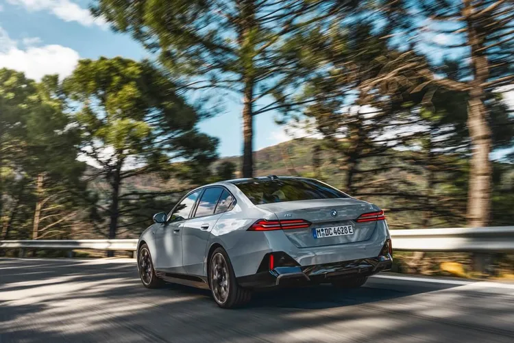 長化的LED尾燈成為車尾主視覺，並且在行李廂蓋上捏塑了小型鴨尾，以成就更好的空氣力學效應。原廠照片