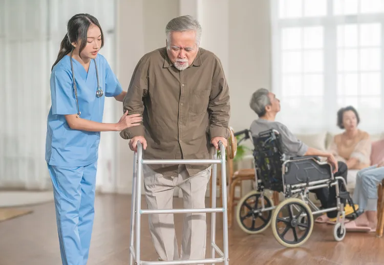 骨質流失及膝蓋的退化，不僅讓長輩行動能力下降，關節疼痛、腫脹、僵硬也使生活品質降低。