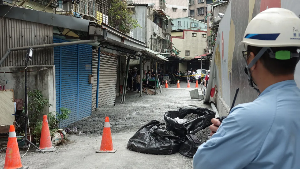 天坑目前已經填平,但也有住戶的鐵捲門被混凝土封住。莊宗達攝