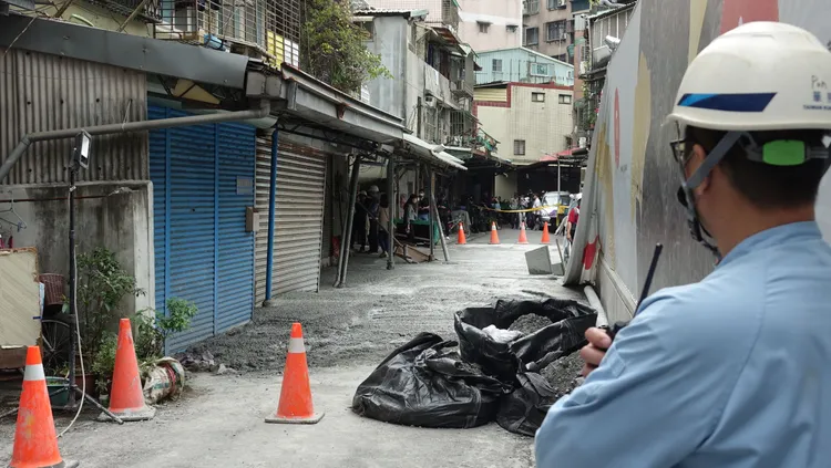 天坑目前已經填平，但也有住戶的鐵捲門被混凝土封住。莊宗達攝