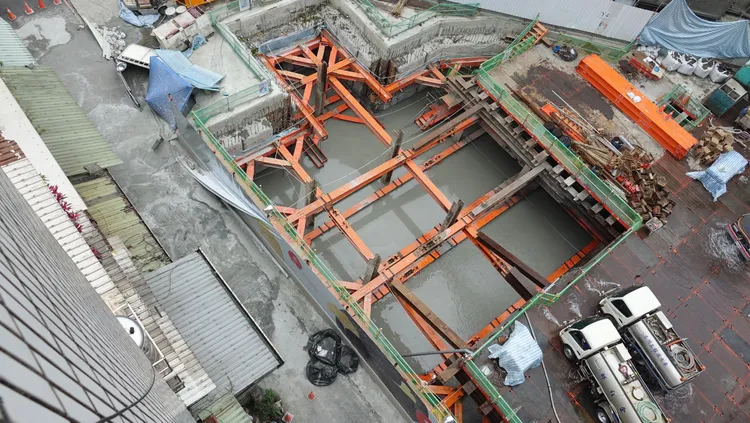 工地內目前持續灌水、平衡壓力。莊宗達攝