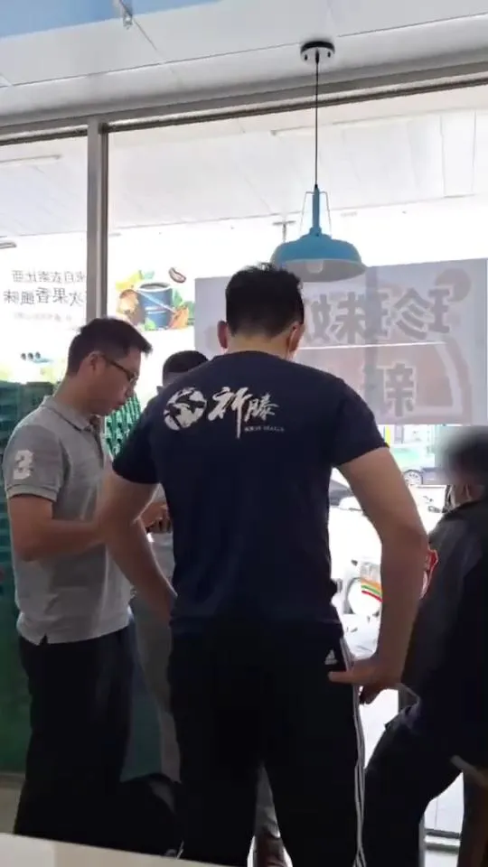 警方至超商逮捕李姓車手。蘆洲警分局提供