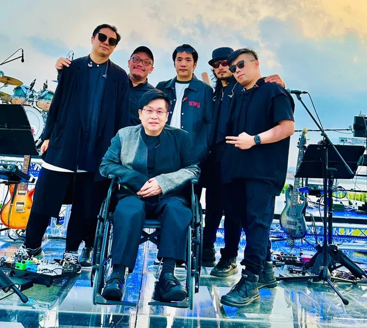 鄭智化（前）與新生代音樂人合作。