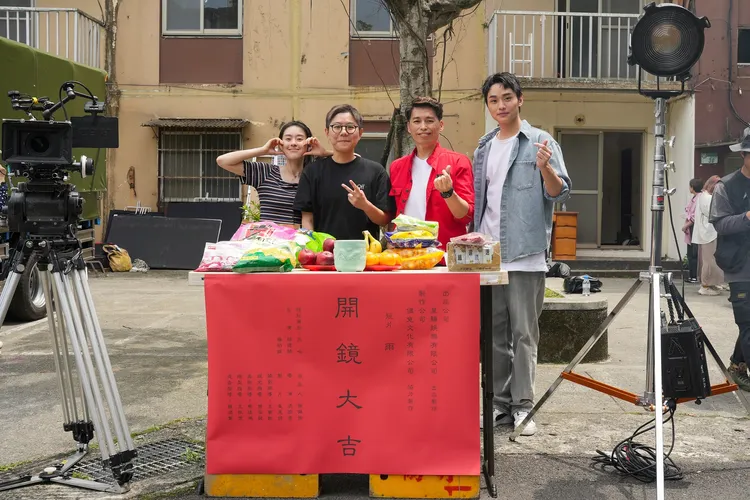 邱偲琹（左起）、出品人徐佩愉、導演洪詮富、楊柏誠出席《雨》開鏡儀式。星驊娛樂提供