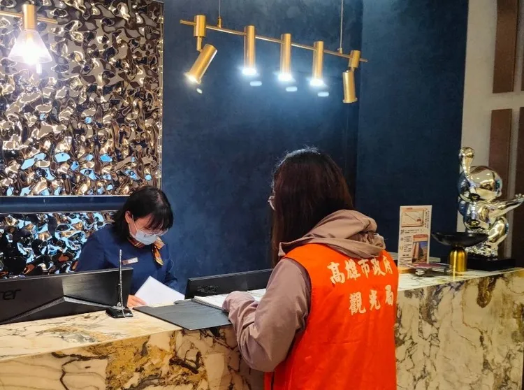高市府觀光局人員稽查飯店房價。讀者提供