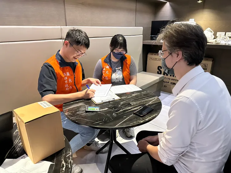 高市府觀光局人員稽查飯店房價。讀者提供