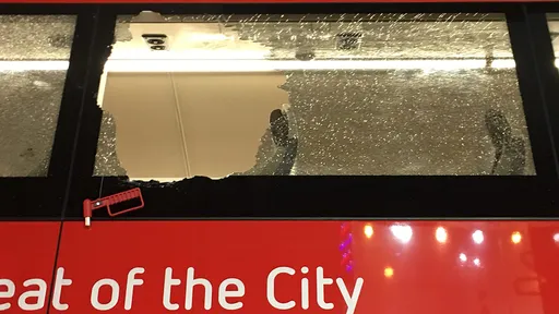 男乘客「巴士内打手枪」被抓包 竟砸破车窗跳车落跑