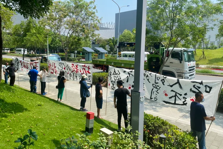 眾人拉布條高喊口號，引起人車注目。王志弘攝