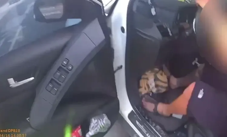 詹男不顧車門未關，踩油門逃逸。翻攝畫面