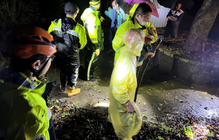 警消攙扶洪男下山。新北市消防局提供