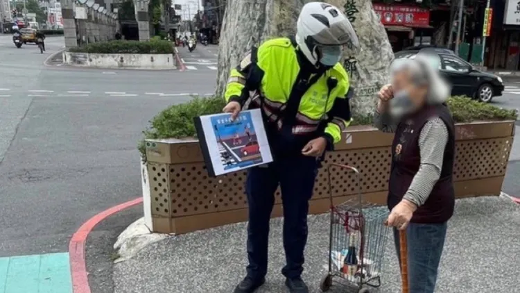 警方對行人進行宣導。新莊警分局提供