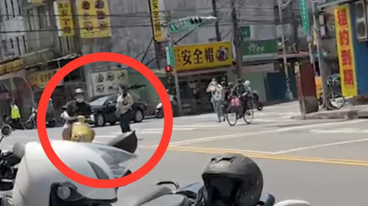 警方蒐證發現機車未禮讓行人。板橋警分局提供