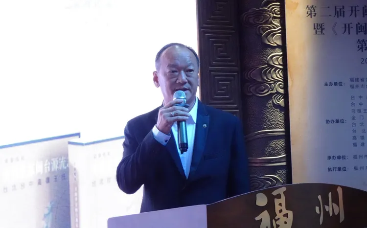 金門縣議員王國代在議會上質詢此「蘿莉控」狼師事件，該師變態行徑引起各界嘩然。圖為王國代出席公開場合，翻攝自王國代臉書